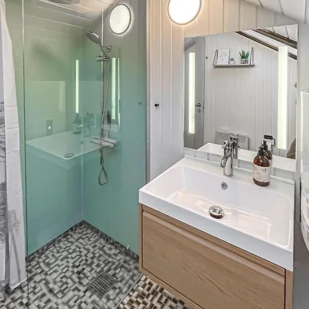 Stunning In With Kitchen בית נופש *